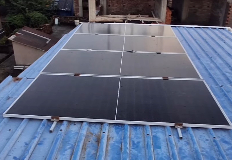 Parapet-mounted solar panels